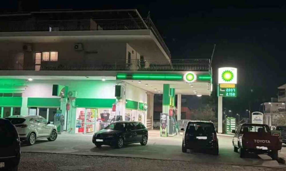 ληστεία Αγρίνιο, βενζινάδικο Άγιος Κωνσταντίνος, αστυνομικό ρεπορτάζ, ληστεία με μαχαίρι, 1000 ευρώ, έρευνες ΕΛΑΣ, καταδίωξη σκούτερ, robbery Agrinio, gas station robbery Greece, Agios Konstantinos Agrinio, crime news Greece, knife point robbery, police investigations, listeria Agrinio, venzinadiko Agrinio, Agios Konstantinos, astynomiko reportaz, klepsimo, 1000 evro, skouter,