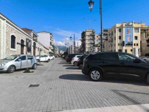 δημόσιος χώρος public space dimosios choros, πεζόδρομος pedestrian street pezodromos, μώλος waterfront pier molos, στάθμευση parking stathmefsi, αστική ανάπλαση urban regeneration astiki anaplasi, ποιότητα ζωής quality of life poiotita zois, βιώσιμη πόλη sustainable city viosimi poli, αστική κινητικότητα urban mobility astiki kinitikotita, δημόσια αισθητική public aesthetics dimosia aisthitiki, υπαίθριο πάρκινγκ open air parking ypaithrio parkingk, κυκλοφοριακό πρόβλημα traffic congestion kykloforiako provlima, πεζοί pedestrians pezoi, κοινωνικοποίηση social interaction koinonikopoiisi, ελεύθερος χώρος open space eleftheros choros, αυτοκίνητο car aftokinito, αστική κουλτούρα urban culture astiki koultoura, δημόσια πολιτική public policy dimosia politiki, βιώσιμη ανάπτυξη sustainable development viosimi anaptyxi, τουριστική εμπειρία tourist experience touristiki empeiria, πόλεις για ανθρώπους cities for people poleis gia anthropous,