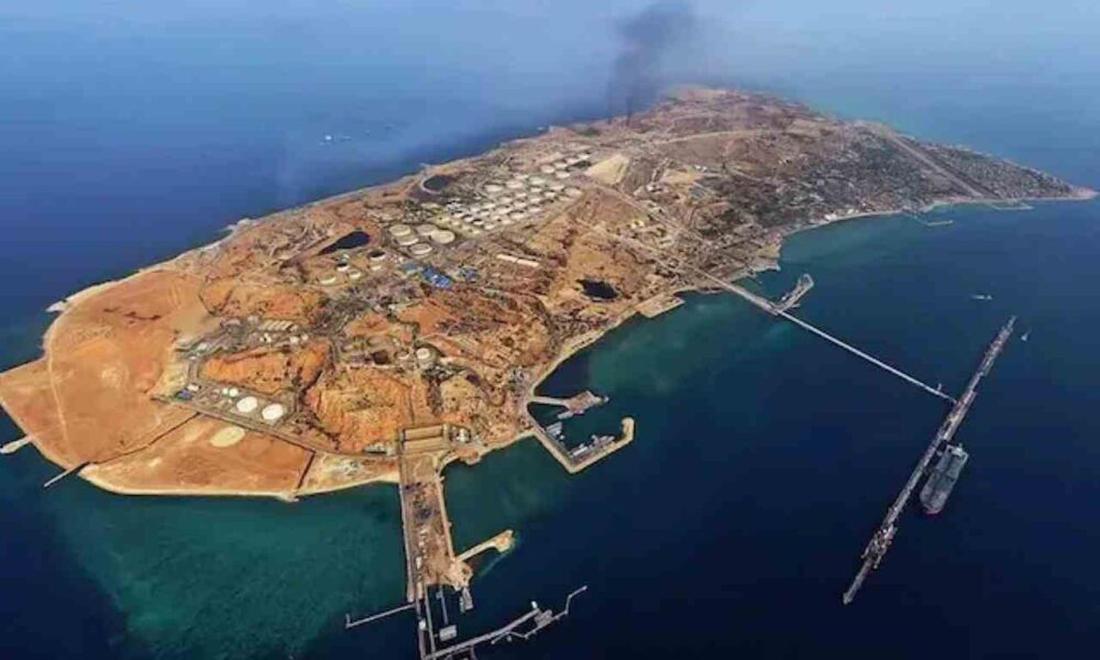 Νήσος Χαρκ, Kharg Island, Ιράν, Iran, Ντόναλντ Τραμπ, Donald Trump, Μέση Ανατολή, Middle East, πετρέλαιο, crude oil, εξαγωγές, oil exports, Στενά του Ορμούζ, Strait of Hormuz, Mikey Kay, αεροπορική επιδρομή, bombing raid, στρατηγική σημασία, strategic importance, Περσικός Κόλπος, Persian Gulf, ενεργειακή κρίση, energy crisis.