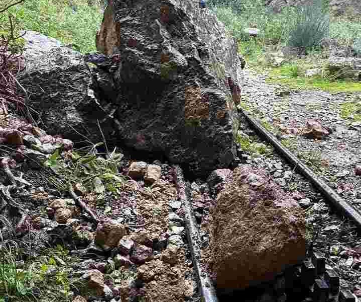 Οδοντωτός Καλαβρύτων, Odontotos Rack Railway, Διακοπτό Καλάβρυτα, Diakopto Kalavryta, αναστολή λειτουργίας, suspension of service, ασφάλεια σιδηροδρόμων, railway safety Greece, κατολισθήσεις Χελμός, Helmos landslides, ΟΣΕ, OSE, γεωλογική μελέτη, geological study, τουρισμός Αχαΐα, Peloponnese tourism, ιστορικός σιδηρόδρομος, historic Greek railway, προανακριτική διαδικασία, legal investigation, σιδηροτροχιές, train tracks danger, Χελμός, Mount Helmos, Καλάβρυτα νέα, Kalavryta news.