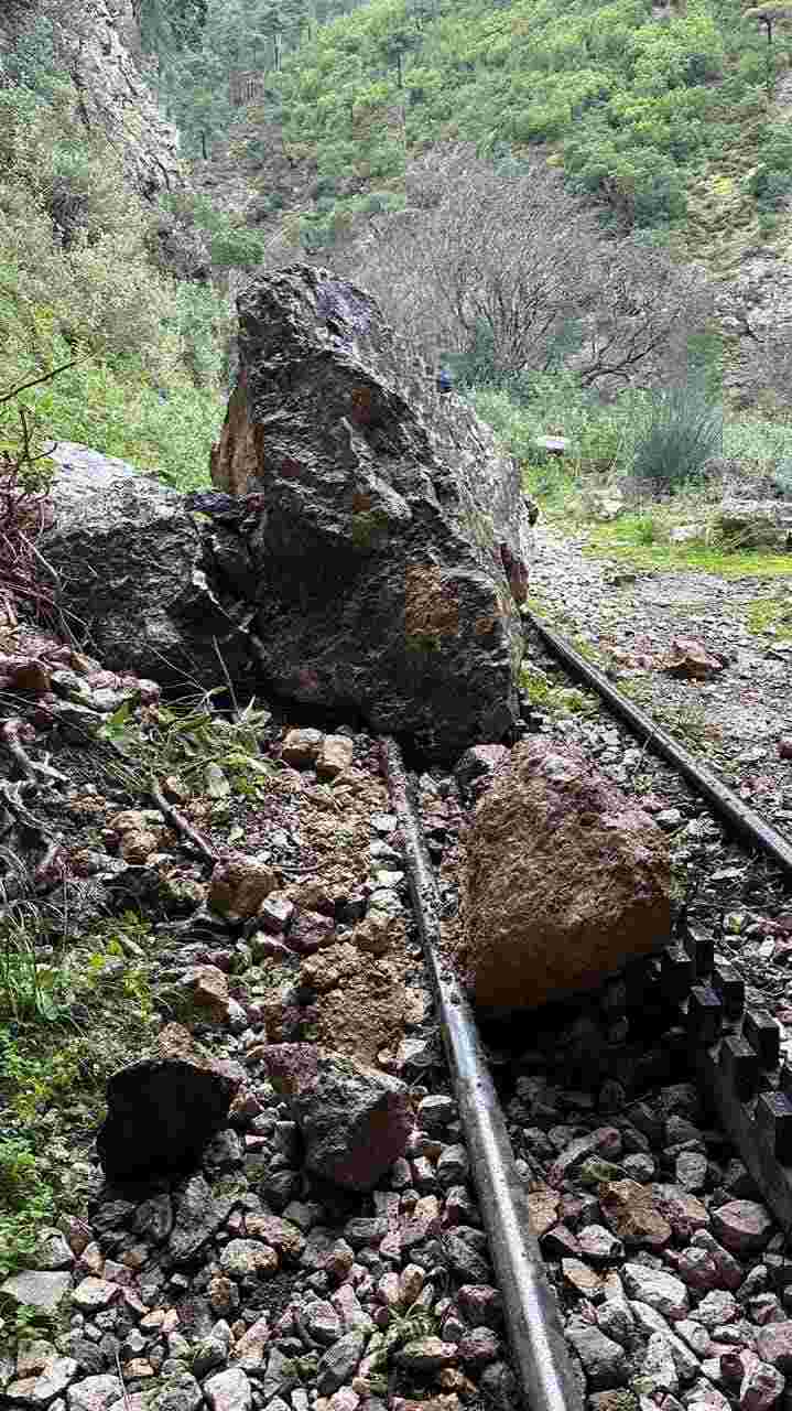 Οδοντωτός Καλαβρύτων, Odontotos Rack Railway, Διακοπτό Καλάβρυτα, Diakopto Kalavryta, αναστολή λειτουργίας, suspension of service, ασφάλεια σιδηροδρόμων, railway safety Greece, κατολισθήσεις Χελμός, Helmos landslides, ΟΣΕ, OSE, γεωλογική μελέτη, geological study, τουρισμός Αχαΐα, Peloponnese tourism, ιστορικός σιδηρόδρομος, historic Greek railway, προανακριτική διαδικασία, legal investigation, σιδηροτροχιές, train tracks danger, Χελμός, Mount Helmos, Καλάβρυτα νέα, Kalavryta news.