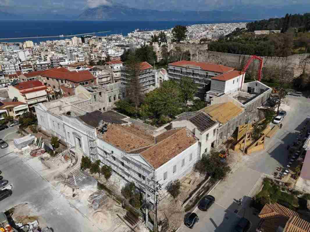 Παλαιό Δημοτικό Νοσοκομείο Πάτρας, Old Municipal Hospital Patras, Δήμος Πατρέων, Municipality of Patras, Άνω Πόλη Πάτρα, Ano Poli Patras, ανάπλαση Πάτρα, Patras urban redevelopment, ανακατασκευή κτηρίου, building reconstruction, έργα Πάτρα 2027, Patras projects 2027, Ψηφιακό Κέντρο Οπτικοακουστικής Κληρονομιάς, Digital Audiovisual Heritage Center, πολυχώρος πολιτισμού, Patras cultural hub, συνεδριακό κέντρο Πάτρα, Patras conference center, εκθεσιακός χώρος, exhibition space, εργαστήρια καλλιτεχνικής δημιουργίας, artistic creation workshops, πολιτιστική κληρονομιά, cultural heritage Greece, Θεόφιλος Χάνσεν, Theophil Hansen architect, αρχιτεκτονική Hansen, Hansen architecture, ιστορικά κτήρια Πάτρα, historical buildings Patras, διατηρητέα κτήρια, listed buildings Greece, πτέρυγα Hansen, Hansen wing, αποκατάσταση μνημείων, monument restoration, Δυτική Ελλάδα 2021-2027, Western Greece 2021-2027, επένδυση στον πολιτισμό, investment in culture.