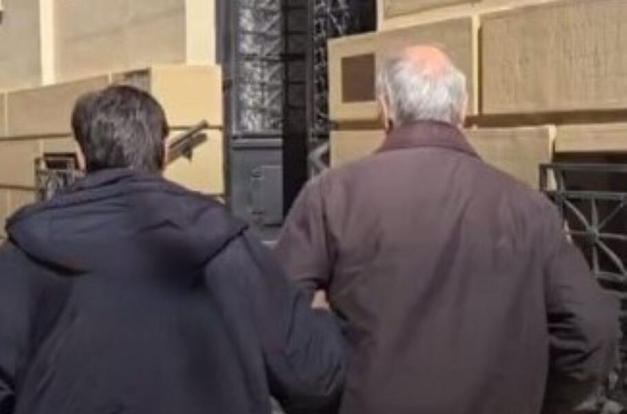 Πάτρα, 82χρονος γιατρός, συνταξιούχος μαιευτήρας, προφυλάκιση, δικαστικό μέγαρο Πάτρας, παιδική πορνογραφία, απολογία ανακριτή, φυλακές Τρίπολης, κατ' οίκον περιορισμός, βραχιολάκι, παράνομο υλικό, ποινική δίωξη, δικαστικές ειδήσεις Πάτρα, προσωρινή κράτηση, Patras, 82-year-old doctor, retired obstetrician, pretrial detention, Patras courthouse, child pornography charges, interrogation, Tripoli prison, house arrest, electronic monitoring bracelet, illegal content, criminal prosecution, Patras legal news, remand in custody.