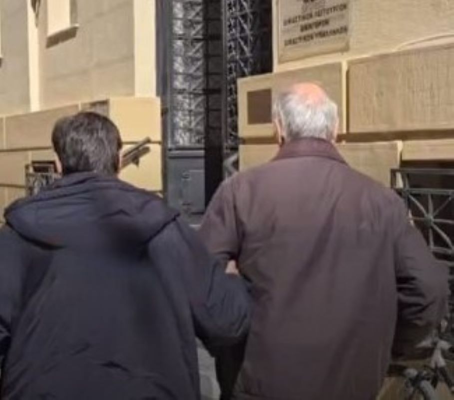 Πάτρα, 82χρονος γιατρός, συνταξιούχος μαιευτήρας, προφυλάκιση, δικαστικό μέγαρο Πάτρας, παιδική πορνογραφία, απολογία ανακριτή, φυλακές Τρίπολης, κατ' οίκον περιορισμός, βραχιολάκι, παράνομο υλικό, ποινική δίωξη, δικαστικές ειδήσεις Πάτρα, προσωρινή κράτηση, Patras, 82-year-old doctor, retired obstetrician, pretrial detention, Patras courthouse, child pornography charges, interrogation, Tripoli prison, house arrest, electronic monitoring bracelet, illegal content, criminal prosecution, Patras legal news, remand in custody.