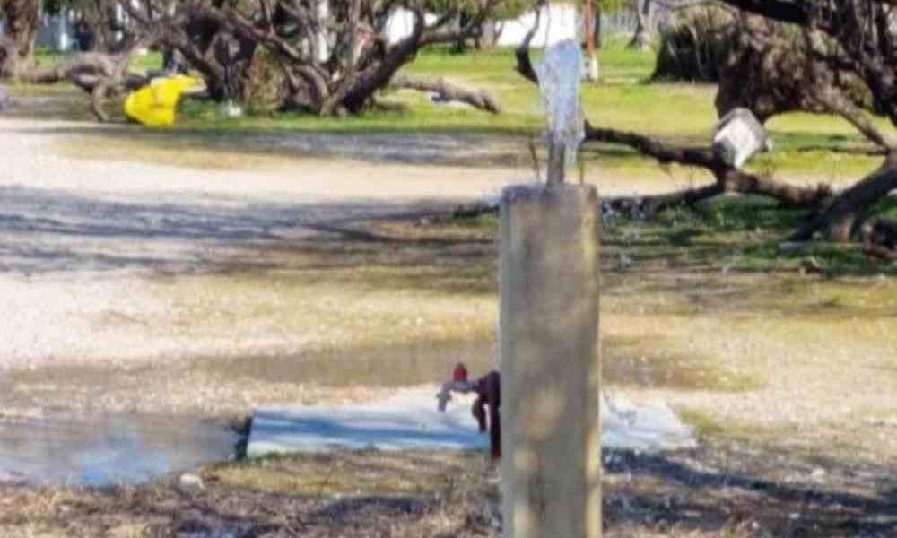 Πλαζ Πάτρας, Patras Plage, εγκατάλειψη, neglect, σπατάλη νερού, water waste, Δήμος Πατρέων, Municipality of Patras, έλος Αγυιάς, Agyia Marsh, βανδαλισμοί, vandalism, καταγγελία, complaint, δημόσια υγεία, public health, απολύμανση, disinfection, παρατηρητήριο, watchtower, προβλήματα Πάτρα, Patras news, τοπικές ειδήσεις, local news Greece, παραλία Πάτρας, Patras beach.