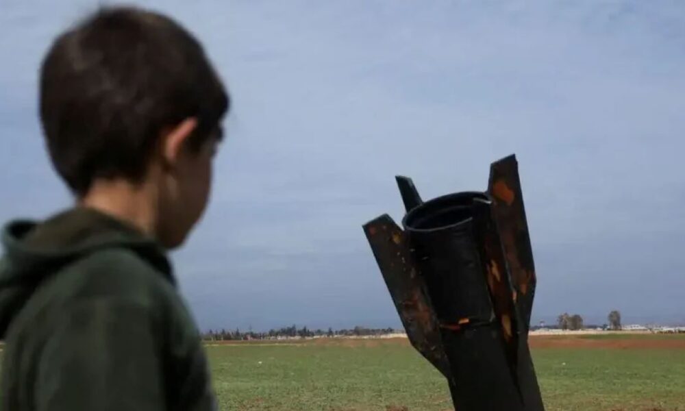 Πόλεμος Μέση Ανατολή, Middle East War, Ισραήλ Ιράν σύγκρουση, Israel Iran conflict, Επιθέσεις ΗΠΑ Ιράν, US strikes Iran, Εκρήξεις Ντουμπάι, Dubai explosions, Βάση Ιντσιρλίκ σειρήνες, Incirlik Air Base sirens, Άδανα Τουρκία, Adana Turkey news, Συντριβή αμερικανικού αεροπλάνου Ιράκ, US tanker plane crash Iraq, Γάλλος στρατιώτης Ιράκ, French soldier killed Iraq, Χεζμπολάχ Βηρυτός, Hezbollah Beirut, Στενά του Ορμούζ απειλή, Strait of Hormuz threats, Διεθνής ασφάλεια, International security, Έκτακτη επικαιρότητα, Breaking news Middle East, Γεωπολιτική κρίση, Geopolitical crisis, ΝΑΤΟ βάση Τουρκία, NATO base Turkey.