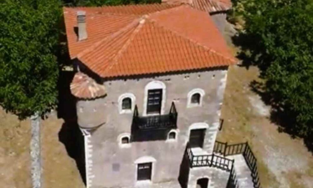 Πύργος Πετιμεζαίων, Πύργος Πετμεζαίων, Κάτω Λουσοί, Σουδενά, Καλάβρυτα, Αχαΐα, ιστορικά μνημεία Πελοποννήσου, παραδοσιακή αρχιτεκτονική, Επανάσταση 1821, οικογένεια Πετιμεζά, Petmezaioi Tower, Petmezas Tower, Kato Lousoi, Soudena, Kalavryta, Achaia, Peloponnese historical monuments, Greek War of Independence, traditional stone towers, Pyrgos Petimezaion, Pyrgos Petmezaion, Kato Lousoi Achaia, Sudena, Peloponnisos, 1821,