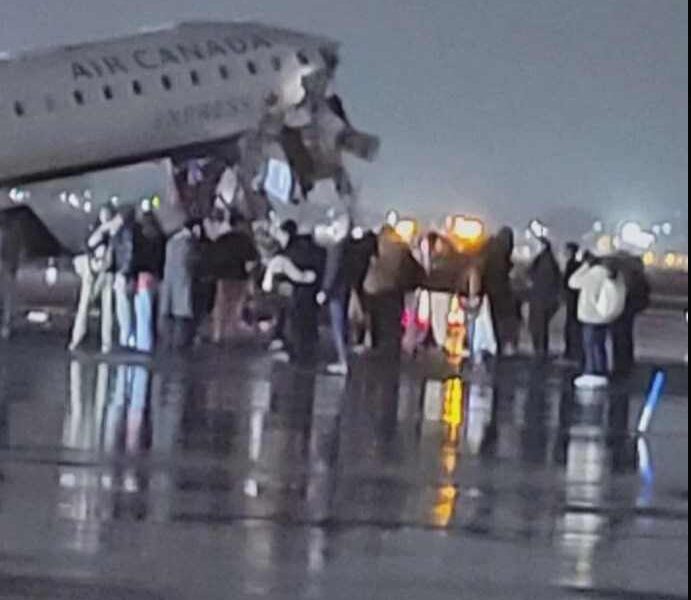 αεροπορικό ατύχημα, αεροδρόμιο LaGuardia, Νέα Υόρκη, Air Canada, σύγκρουση αεροπλάνου, πυροσβεστικό όχημα, τραυματίες, Jazz Airlines, Bombardier CRJ-900, FAA, ειδήσεις τώρα, αεροδρόμιο Λαγκουάρντια, κακοκαιρία Νέα Υόρκη, plane crash LaGuardia, New York airport accident, Air Canada crash, fire truck collision, LGA airport news, Jazz Airlines incident, Bombardier CRJ-900 crash, injuries LaGuardia, FAA ground stop, New York weather aviation, aeroporiko atychima, aerodromio LaGuardia, Nea Yorki, sygkrousi aeroplanou, pyrosvestiko ochima, traymaties, kakokairia, air accident NYC,
