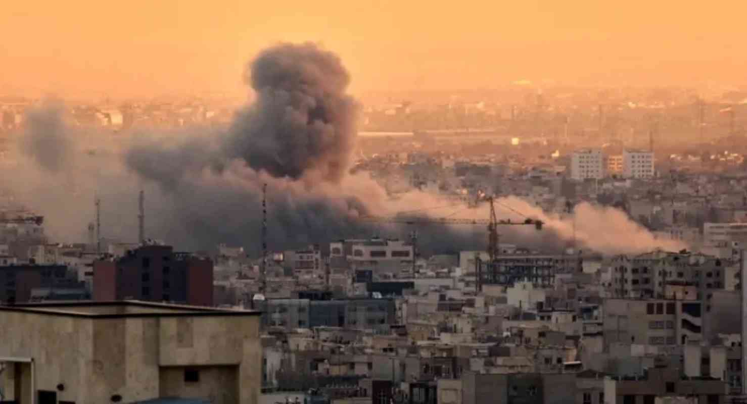 Πόλεμος Μέση Ανατολή 2026, Middle East War 2026, Ιράν ΗΠΑ σύγκρουση, Iran USA conflict, Ισραήλ Ιράν επιθέσεις, Israel Iran attacks, κλιμάκωση Μέση Ανατολή, Middle East escalation, γεωπολιτική κρίση, geopolitical crisis, IDF επιδρομές Τεχεράνη, IDF strikes Tehran, Βύθιση ιρανικής φρεγάτας, Sinking of Iranian frigate, Σρι Λάνκα ναυτική συμπλοκή, Sri Lanka naval engagement, IRIS Dena, βαλλιστικοί πύραυλοι Ιράν, Iranian ballistic missiles, βομβαρδισμός Τεχεράνης, Tehran bombing, Κουρδιστάν επιθέσεις, Kurdistan missile strikes, IRGC headquarters, αρχηγεία Φρουρών Επανάστασης, Ντόναλντ Τραμπ Ιράν, Donald Trump Iran war powers, ψήφισμα Γερουσίας ΗΠΑ, US Senate war resolution, Τουρκία Ιράν σχέσεις, Turkey Iran relations, εδαφική ακεραιότητα Τουρκίας, Turkey territorial integrity, 5η μέρα πολέμου, War Day 5, παγκόσμια ασφάλεια, global security, αεροπορικές επιδρομές Ισραήλ, Israeli airstrikes, αμερικανικές βάσεις Μέση Ανατολή, US bases Middle East, ειδήσεις τώρα Μέση Ανατολή, Middle East breaking news.