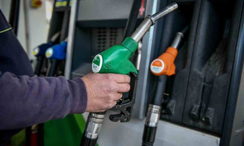 Τάκης Θεοδωρικάκος, Takis Theodorikakos, βενζινοπώλες, πρατηριούχοι, βενζινάδικα, gas stations, petrol stations, gas station owners, voucher 3000 euro, επιδότηση πρατηρίων, εισροών εκροών, input output systems, eisroon ekroon, πλαφόν στα καύσιμα, fuel price cap, plafo kaysima, περιθώριο κέρδους, profit margin, αμόλυβδη βενζίνη, unleaded petrol, amolyvdi, ντίζελ κίνησης, diesel, τιμές καυσίμων, fuel prices, times kaysimon, υπουργείο ανάπτυξης, ministry of development, ypourgeio anaptyxis, Ομοσπονδία Βενζινοπωλών Ελλάδος, ΟΒΕ, ΠΟΠΕΚ, Μιχάλης Κιούσης, Θέμης Κιουρτζής, αισχροκέρδεια, profiteering, energy crisis, ενεργειακή κρίση, απεργία βενζινοπωλών, gas station strike, apergia venzinopolon