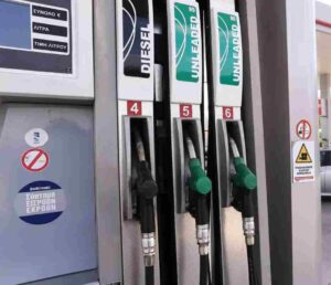 τιμή βενζίνης Ελλάδα, petrol prices Greece, αγοραστική δύναμη, purchasing power, μισθοί και καύσιμα, salaries and fuel costs, ακρίβεια Ελλάδα, cost of living Greece, 100 λίτρα βενζίνη, 100 liters of petrol, Eurostat καύσιμα, Eurostat fuel data, οικονομική κρίση, Greek economic crisis, βενζίνη vs μισθός, fuel price vs salary, Ειδικός Φόρος Κατανάλωσης, fuel tax Greece, ενεργειακή κρίση, energy crisis Europe, σύγκριση τιμών καυσίμων, fuel price comparison, πληθωρισμός, inflation Greece, στατιστικά καυσίμων, fuel statistics, Weekly Oil Bulletin, νοικοκυριά και ακρίβεια, Greek households cost.