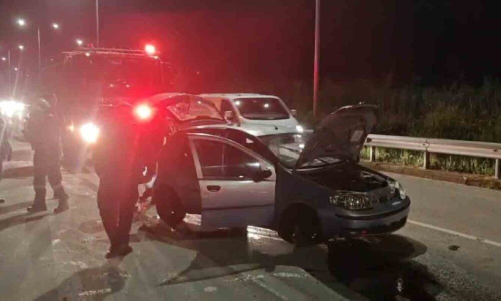 Πάτρα, τροχαίο, ατύχημα, Ελευθερίου Βενιζέλου, εκτροπή οχήματος, φωτιά σε αυτοκίνητο, ειδήσεις Πάτρα, Πυροσβεστική Πάτρα, Αστυνομία, ΕΚΑΒ, τώρα Πάτρα, Patras, car accident, traffic accident, Eleftheriou Venizelou Patras, car fire, Patras news, emergency Patras, vehicle deviation.