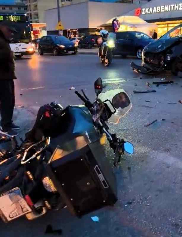 Τροχαίο Πάτρα, ατύχημα Εθνική Οδός, σύλληψη οδηγού, επικίνδυνη οδήγηση, παράνομη στροφή, τραυματισμός δικυκλιστή, νοσοκομείο Πάτρας, ειδήσεις Πάτρα, τροχαίο σήμερα, troxaio Patra, atyxima Patra, ethniki odos, syllipsi odigou, epikindyni odigis, Patras news, car accident Greece, motorcycle crash Patras, reckless driving arrest, dangerous driving, Patra news today, hospital Patras