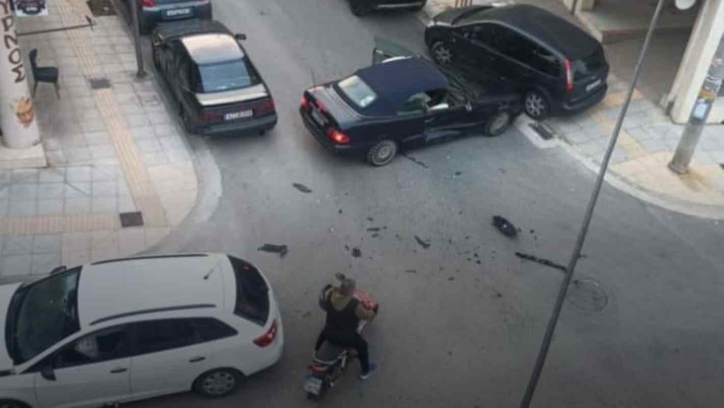 τροχαίο Πάτρα, car accident Patras, Προσφυγικά Πάτρα, Prosfygika Patras, οδός Πόντου, οδός Φαναρίου, Pontou street, Fanariou street, σύγκρουση οχημάτων, car crash, Τροχαία Πατρών, Patras Traffic Police, υλικές ζημιές, property damage, καραμπόλα, multi-car pileup, ειδήσεις Πάτρα, Patras news, τροχαίο ατύχημα σήμερα, car accident today.
