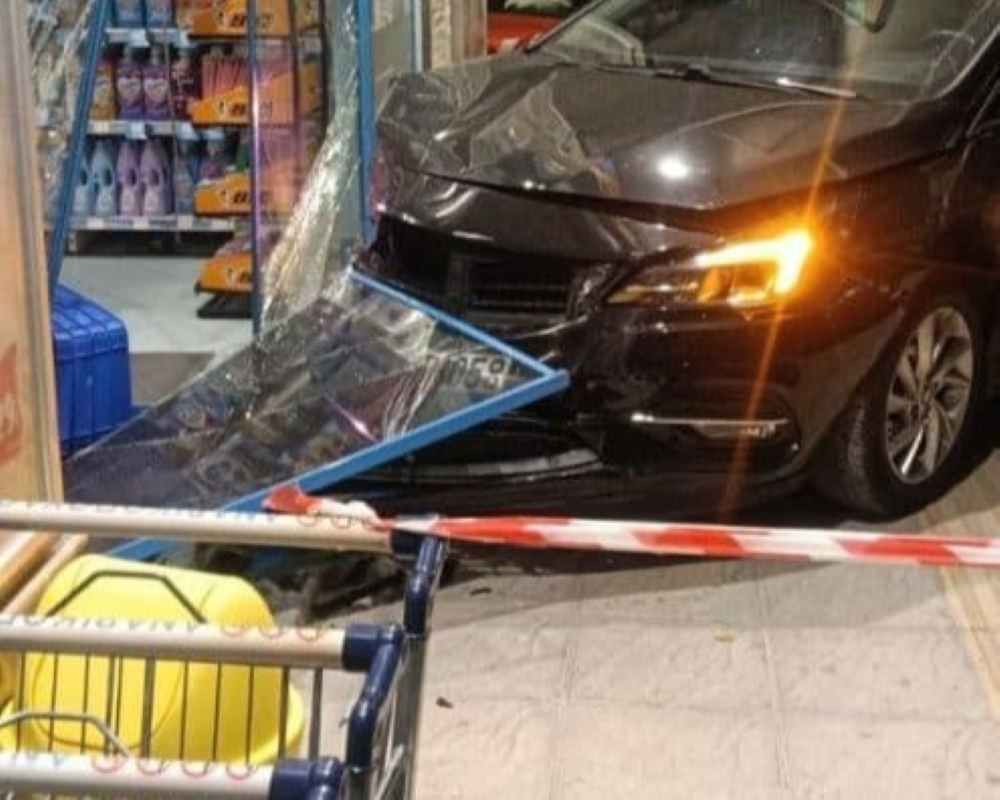 Πάτρα, τροχαίο, ατύχημα, σούπερ μάρκετ, Ανδρικόπουλος, Σμύρνης και Σολωμού, σύγκρουση ΙΧ, εισβολή αυτοκινήτου, ειδήσεις Πάτρα, Patra, Patras, car accident, car crash, supermarket crash, Andrikopoulos, Smyrnis Solomou, car into store, Patras news, troxaio, atychima, adrikopoulos, super market, Patra nea, car accident Patras