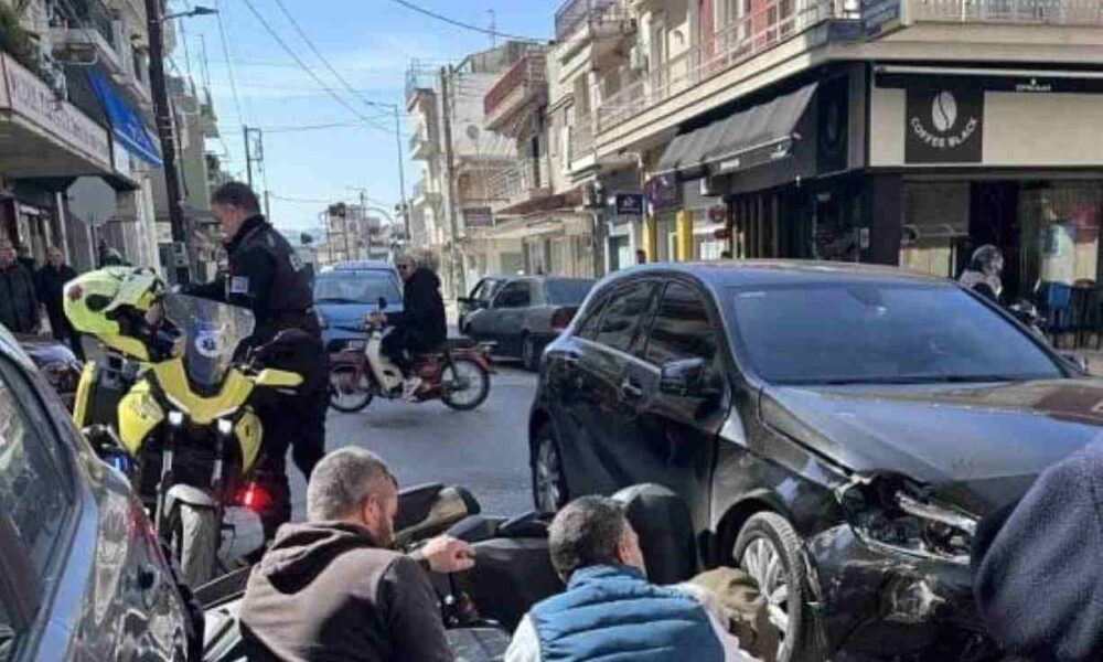 Πάτρα, Patras, τροχαίο ατύχημα Πάτρα, car accident Patras, Σολωμού και Βορείου Ηπείρου, Solomou and Voreiou Ipeirou, διασταύρωση καρμανιόλα, dangerous intersection, παράσυρση δικύκλου, motorcycle accident, τραυματισμός, injury, ΕΚΑΒ, ambulance, Τροχαία Πατρών, Patras Traffic Police, ειδήσεις Πάτρα, Patras news, οδική ασφάλεια, road safety.