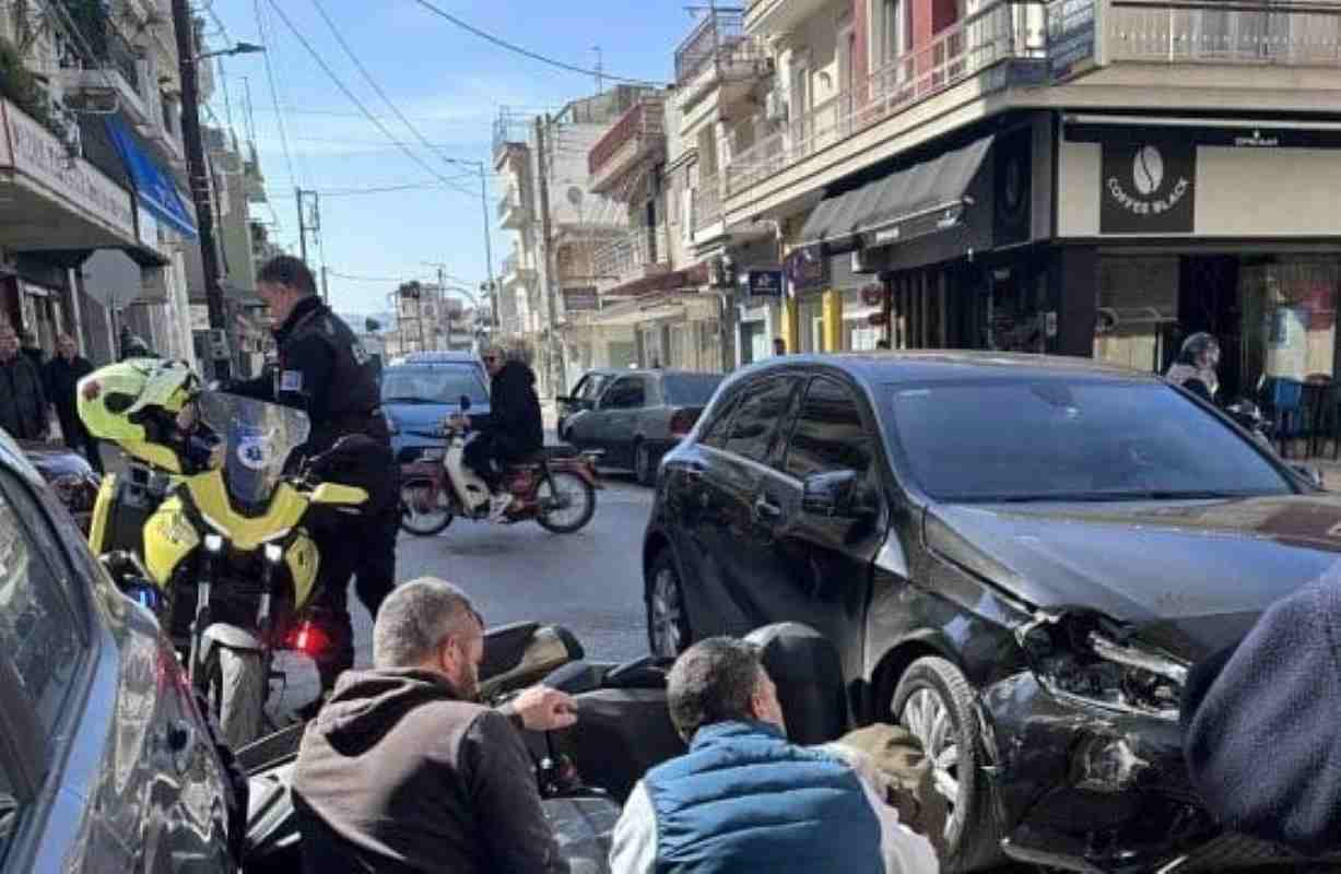 Πάτρα, Patras, τροχαίο ατύχημα Πάτρα, car accident Patras, Σολωμού και Βορείου Ηπείρου, Solomou and Voreiou Ipeirou, διασταύρωση καρμανιόλα, dangerous intersection, παράσυρση δικύκλου, motorcycle accident, τραυματισμός, injury, ΕΚΑΒ, ambulance, Τροχαία Πατρών, Patras Traffic Police, ειδήσεις Πάτρα, Patras news, οδική ασφάλεια, road safety.