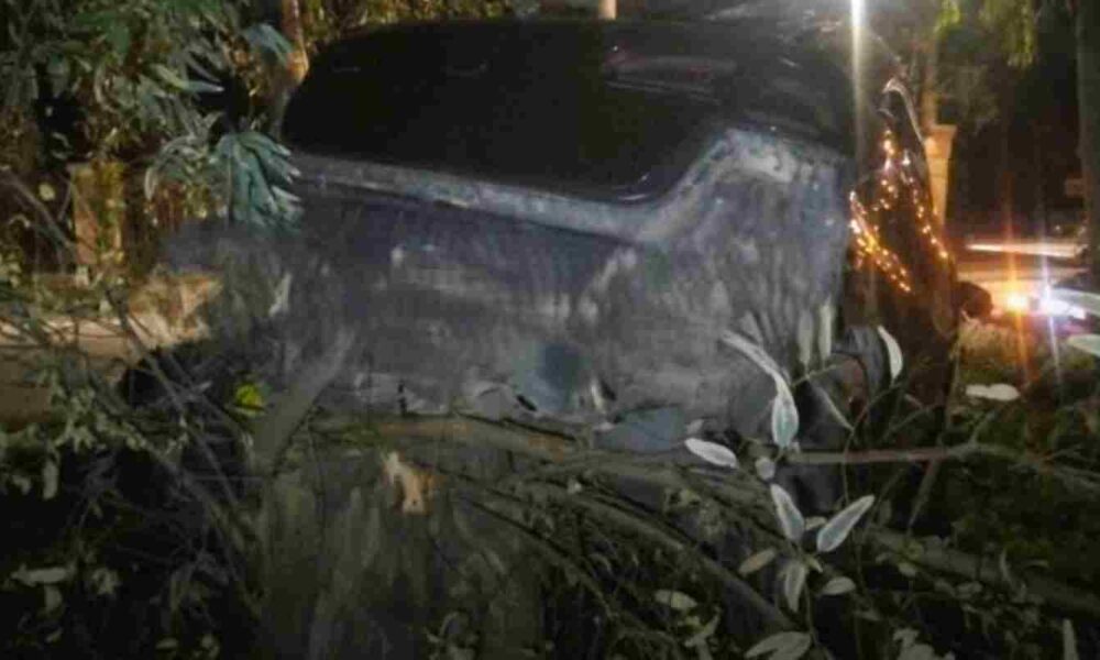 τροχαίο Πάτρα, ατύχημα Τσαούση, Παλαιά Εθνική Οδός Πατρών Πύργου, εκτροπή οχήματος, τραυματισμός οδηγού, Τροχαία Πατρών, ειδήσεις Πάτρα, άμορφη μάζα σιδερικών, troxeo patra, atyxima tsaousi, palaia ethniki odos, patra pyrgos, ektropi oximatos, troxaia patras, news patra, car accident Greece, Patras accident, Tsaousi Patra, road crash Patras, traffic accident Peloponnese, car wreck, injury Patras, emergency news Greece,