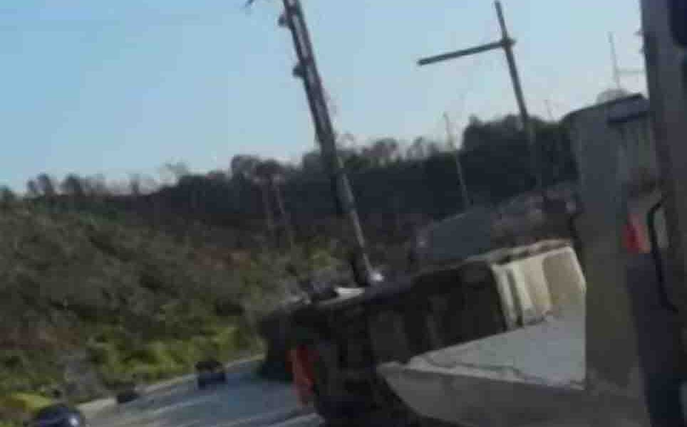 τροχαίο, Πάτρα, ΒΙΠΕ Πατρών, ατύχημα, ανατροπή οχήματος, εκτροπή, Τροχαία Πατρών, ειδήσεις Πάτρα, τώρα, αστυνομικά νέα, βανάκι, οδική ασφάλεια, car accident, Patras, Industrial Zone Patras, VIPE Patras, vehicle overturn, traffic accident, Patras news, local news Greece, road safety, van crash, traffic police