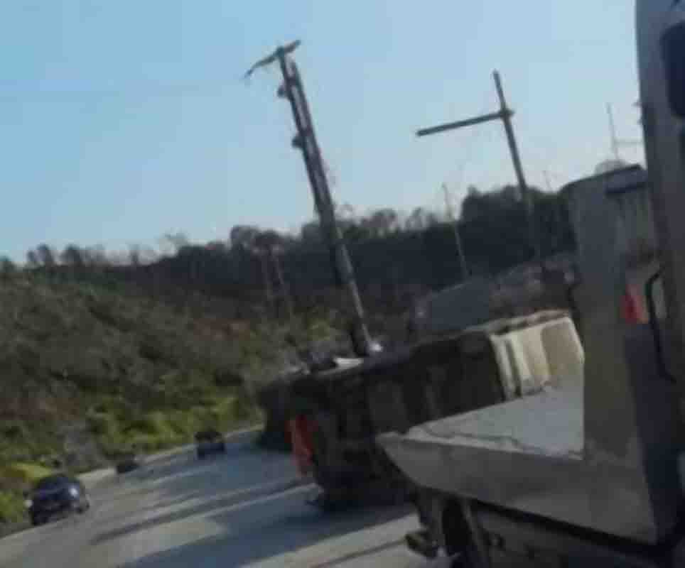 τροχαίο, Πάτρα, ΒΙΠΕ Πατρών, ατύχημα, ανατροπή οχήματος, εκτροπή, Τροχαία Πατρών, ειδήσεις Πάτρα, τώρα, αστυνομικά νέα, βανάκι, οδική ασφάλεια, car accident, Patras, Industrial Zone Patras, VIPE Patras, vehicle overturn, traffic accident, Patras news, local news Greece, road safety, van crash, traffic police