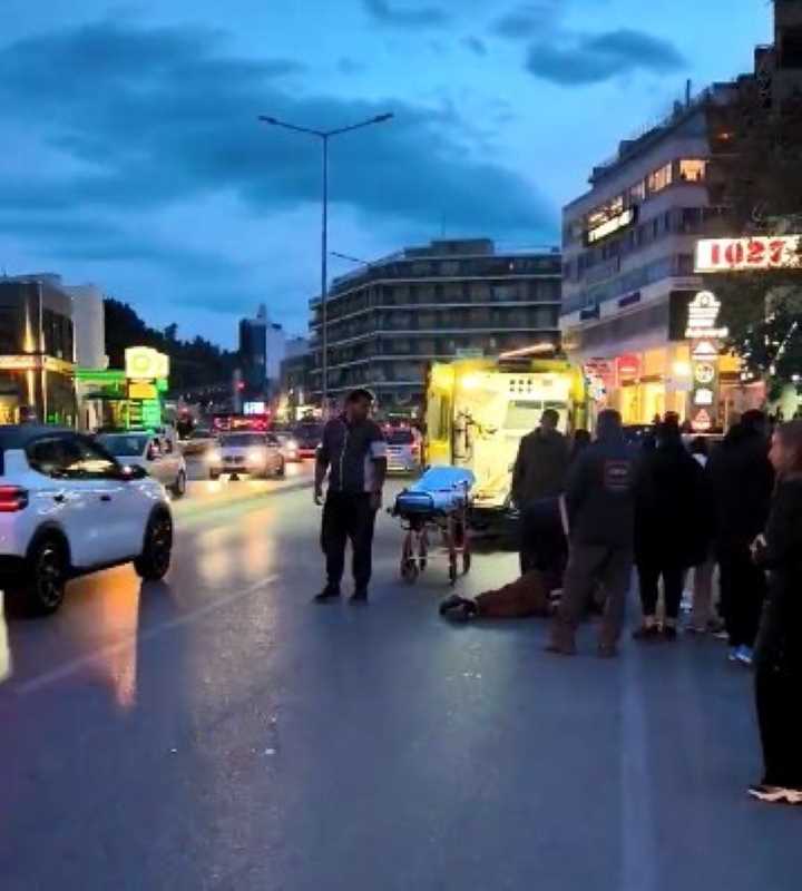 τροχαίο ατύχημα, σύγκρουση, Εργατικές Κατοικίες, τραυματισμός δικυκλιστή, ασθενοφόρο, καθυστέρηση ΕΚΑΒ, καταγγελίες μαρτύρων, οδική ασφάλεια, νοσοκομείο, επείγον περιστατικό, road accident, traffic collision, motorcycle crash, worker housing estates, motorcyclist injury, ambulance delay, EKAB, eyewitness complaints, road safety, hospital, emergency, troxeo atixima, sigkrousi, ergatikes katoikies, traumatismos dikiklisti, asthenoforo, kathisterisi EKAB, kataggelies martiron, odiki asfaleia, nosokomeio, epeigon peristatiko