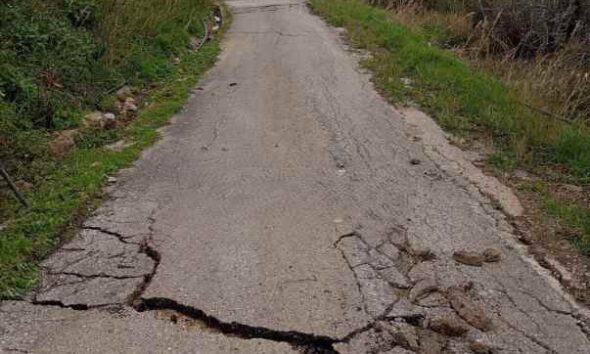 Βελβίτσι, Velvitsi, Μπάλα Πάτρα, Bala Patras, Βούντενη, Voudeni, Δραγώλενα, Dragolena, καθίζηση δρόμου, road subsidence, κατάρρευση ασφάλτου, asphalt collapse, επικίνδυνος δρόμος, dangerous road, Δήμος Πατρέων, Municipality of Patras, Αχαΐα, Achaia, προβλήματα υποδομών, infrastructure issues, οδικό δίκτυο Πάτρα, Patras road network, καταγγελίες κατοίκων, resident complaints, οδική ασφάλεια, road safety Greece, πρόσβαση κατοίκων, resident access problems, αποκλεισμός χωριού, village isolation.