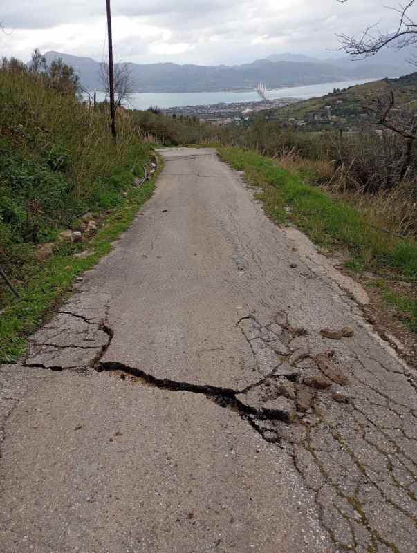 Βελβίτσι, Velvitsi, Μπάλα Πάτρα, Bala Patras, Βούντενη, Voudeni, Δραγώλενα, Dragolena, καθίζηση δρόμου, road subsidence, κατάρρευση ασφάλτου, asphalt collapse, επικίνδυνος δρόμος, dangerous road, Δήμος Πατρέων, Municipality of Patras, Αχαΐα, Achaia, προβλήματα υποδομών, infrastructure issues, οδικό δίκτυο Πάτρα, Patras road network, καταγγελίες κατοίκων, resident complaints, οδική ασφάλεια, road safety Greece, πρόσβαση κατοίκων, resident access problems, αποκλεισμός χωριού, village isolation.