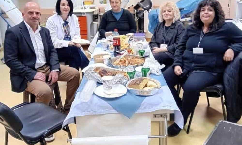 Πάτρα, Άγιος Ανδρέας, νοσοκομείο Πάτρας, Ανάσταση νοσοκομείο, Μιχάλης Στελάτος, εργαζόμενοι νοσοκομείων, μαγειρίτσα τάπερ, Πάσχα Πάτρα, υγειονομικοί, εφημερία Πάσχα, Patras, Agios Andreas Hospital, Patras hospital, Easter Greece, hospital workers, Magiritsa, medical staff, Michael Stelatos, Patra nosokomeio, Agios Andreas Patras, anastasi nosokomeio, mageiritsa taper, ergazomenoi nosokomeion, Pasxa Patra,