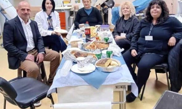 Πάτρα, Άγιος Ανδρέας, νοσοκομείο Πάτρας, Ανάσταση νοσοκομείο, Μιχάλης Στελάτος, εργαζόμενοι νοσοκομείων, μαγειρίτσα τάπερ, Πάσχα Πάτρα, υγειονομικοί, εφημερία Πάσχα, Patras, Agios Andreas Hospital, Patras hospital, Easter Greece, hospital workers, Magiritsa, medical staff, Michael Stelatos, Patra nosokomeio, Agios Andreas Patras, anastasi nosokomeio, mageiritsa taper, ergazomenoi nosokomeion, Pasxa Patra,