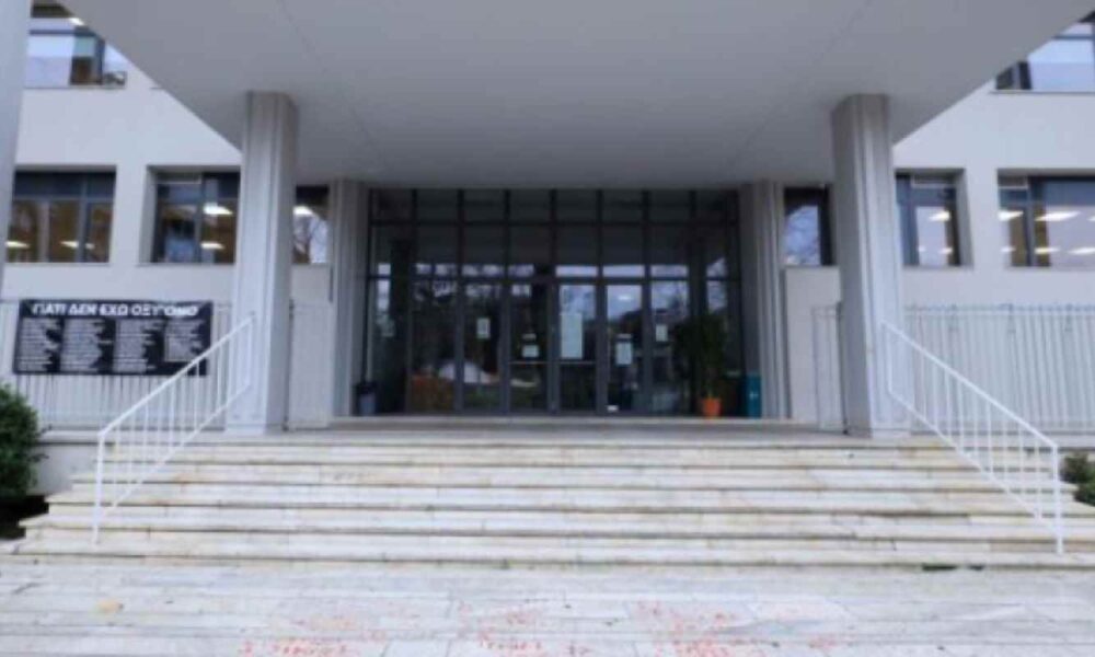 Τέμπη, δίκη Τέμπη, χαμένα βίντεο, εμπορική αμαξοστοιχία, Ζωή Κωνσταντοπούλου, Λάρισα, αποχή προέδρου, δικαστήριο, ΟΣΕ, πειστήρια, Tempi, Tempi trial, missing videos, freight train, Zoe Konstantopoulou, Larissa, judge recusal, court, OSE, evidence, diki Tempi, xamena video, emporiki amaxostoixia, Zoi Konstantopoulou, apoxi proedrou, dikastirio, pistiria,