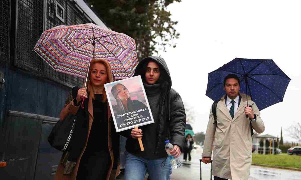 δίκη Τεμπών, τραγωδία Τεμπη, Λάρισα δίκη, σιδηροδρομικό δυστύχημα, δικαιοσύνη για τα Τέμπη, Tempi train crash trial, Tempi tragedy, Larissa court, Greece train accident, justice for Tempi, diki Tempon, tragodia Tempi, Larissa diki, Tempi trial 2026, συγγενείς θυμάτων Τεμπών, Tempi victims families, σιδηρόδρομος Ελλάδα, Greek railways accident, δικαστικό μέγαρο Λάρισας, court proceedings Tempi,