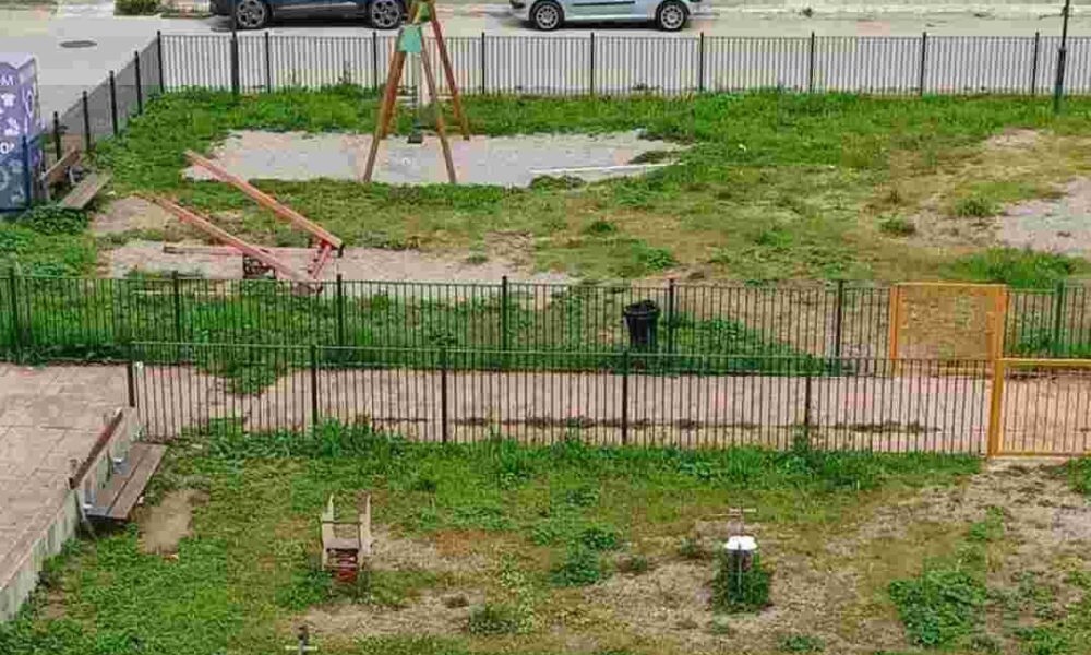 παιδική χαρά, Πάτρα, Εργατικές Κατοικίες Παραλίας, επικίνδυνη παιδική χαρά, καταγγελία, Δήμος Πατρέων, ασφάλεια παιδιών, Παραλία Πατρών, ακατάλληλα παιχνίδια, Patras, kids safety, playground Patras, Paralia Patron, ergatikes katoikies, dangerous playground, municipality of Patras, paidiki xara, kataggelia, Patra, asfaleia paidion,