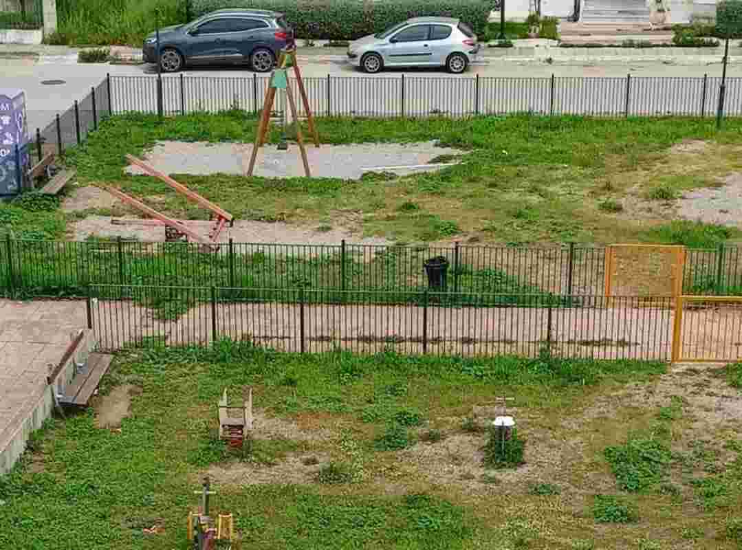 παιδική χαρά, Πάτρα, Εργατικές Κατοικίες Παραλίας, επικίνδυνη παιδική χαρά, καταγγελία, Δήμος Πατρέων, ασφάλεια παιδιών, Παραλία Πατρών, ακατάλληλα παιχνίδια, Patras, kids safety, playground Patras, Paralia Patron, ergatikes katoikies, dangerous playground, municipality of Patras, paidiki xara, kataggelia, Patra, asfaleia paidion,