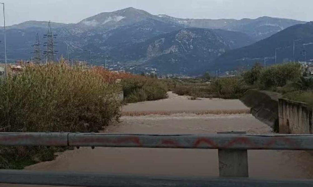 Γλαύκος, ποταμός Γλαύκος, ΔΕΥΑΠ, διαρροή λυμάτων, περιβαλλοντική μόλυνση, βλάβη αγωγού, Βιοτεχνικό Πάρκο Πάτρας, χημικά απόβλητα, ποιότητα υδάτων, καθίζηση αγωγού, Glavkos river, Glavkos Patras, sewage leak, water pollution, pipeline damage, DEYAP, wastewater management, industrial waste, environmental crisis, sewage overflow, potamos Glavkos, diarroi lymaton, perivallontiki molynsi, vlavis agogou, viotechniko parko patras, chymika apovlita, poiotita ydaton, sewage Patras,