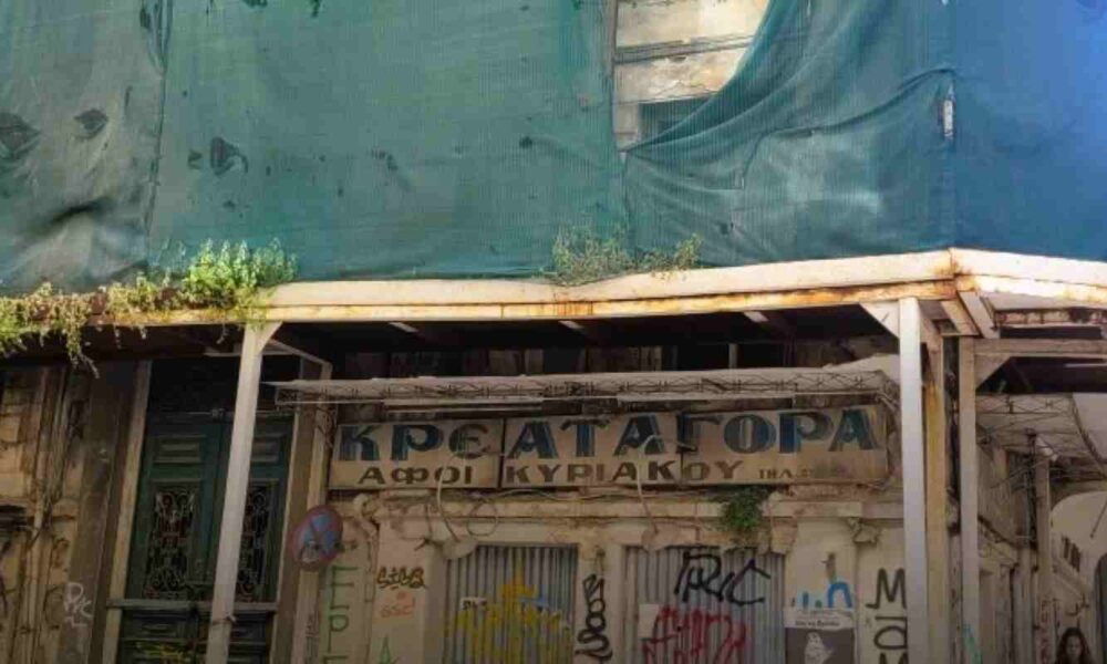 Γούναρη και Καραϊσκάκη, Πάτρα, επικίνδυνο κτίριο, ετοιμόρροπο, δημόσια ασφάλεια, εγκατάλειψη, παλαιό κρεοπωλείο, Πολεοδομία Πάτρας, Gounari and Karaiskaki, Patras, dangerous building, dilapidated, public safety, abandoned building, Patra building danger, Gounari Karaiskaki, etoimorroppo, epikindyno ktirio, Patra, apo vdomada,