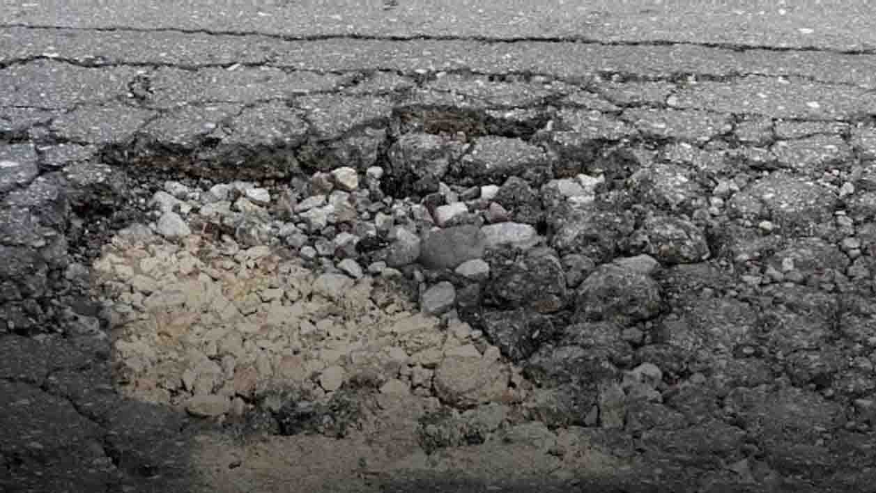 οδός Κανακάρη, Πάτρα, Παναγιώτης Μελάς, έργα οδοποιίας, ασφαλτόστρωση, Δήμος Πατρέων, επικίνδυνος δρόμος, αντιδρόμηση, κυκλοφοριακό πρόβλημα, λακκούβες, οδική ασφάλεια, Πλατεία Γεωργίου, Μαιζώνος, έργα 2026, Πάτρα ειδήσεις, οδικά έργα Πάτρα, Kanakari street, Patras, road works, road safety, Panagiotis Melas, traffic problems, asphalt replacement, infrastructure Greece, city center Patras, Patras news, road maintenance, street hazards, construction 2026, traffic redesign,