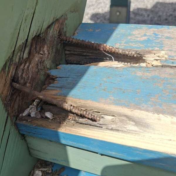 Πάτρα, Δήμος Πατρέων, Τέρμα Κορίνθου, 7ο Λύκειο Πάτρας, παιδική χαρά, παιδότοπος, επικίνδυνη παιδική χαρά, συντήρηση παιδικών χαρών, ασφάλεια παιδιών, καταγγελία, Patras, Municipality of Patras, Korinthou street, playground safety, dangerous playground, playground maintenance, public spaces Patras, Patra, dimos patreon, paidiki xara, paidotopos, sintirisi, asfaleia,