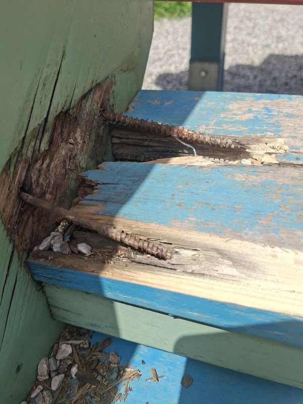 Πάτρα, Δήμος Πατρέων, Τέρμα Κορίνθου, 7ο Λύκειο Πάτρας, παιδική χαρά, παιδότοπος, επικίνδυνη παιδική χαρά, συντήρηση παιδικών χαρών, ασφάλεια παιδιών, καταγγελία, Patras, Municipality of Patras, Korinthou street, playground safety, dangerous playground, playground maintenance, public spaces Patras, Patra, dimos patreon, paidiki xara, paidotopos, sintirisi, asfaleia,