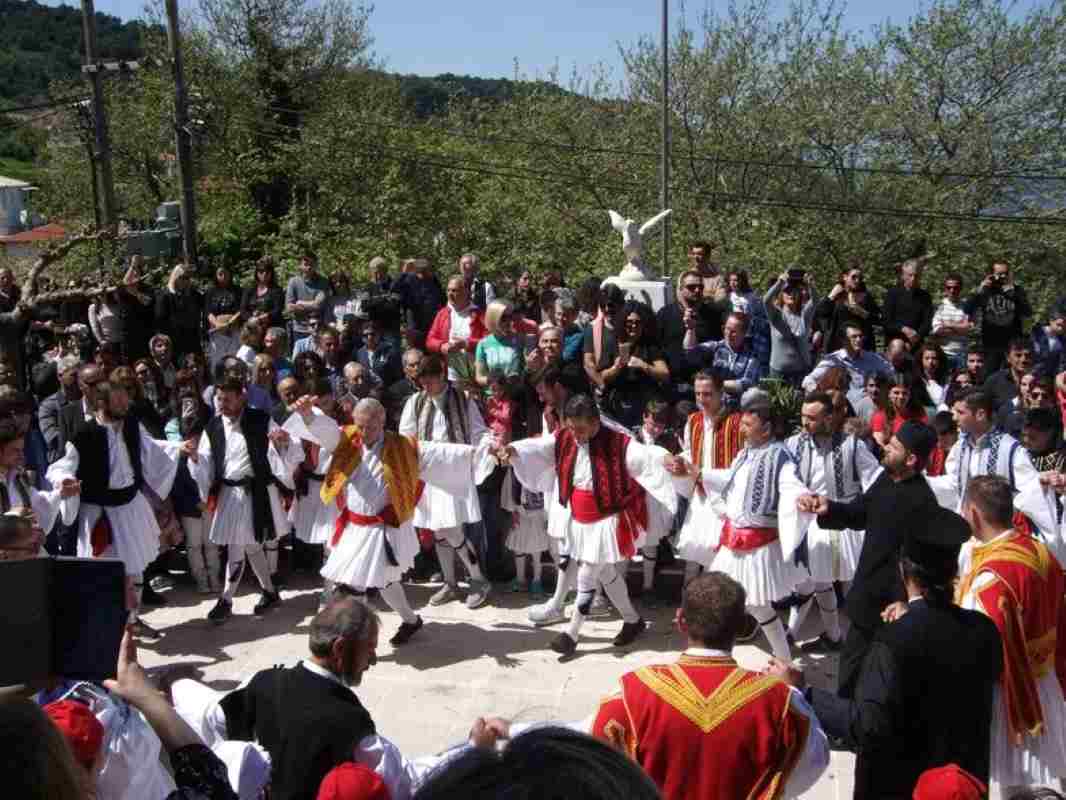 Λέηση, Leisi, Laisi, Άνω Καστρίτσι, Ano Kastritsi, έθιμο Δευτέρα του Πάσχα, Easter Monday custom, Πάτρα, Patra, Αχαΐα, Achaia, θρησκευτική παράδοση, religious tradition, φουστανελάδες, foustanellades, Κύριε Ελέησον, Kyrie Eleison, λιτανεία, litany, δέντρα ύψωμα, holy bread trees, Παναγιά Αγιασαράντη, Panagia Agiasaranti, κερασιές, cherry trees, λαογραφία, folklore, Greece Easter traditions, έθιμα της Αχαΐας, ethima Achaias, ,