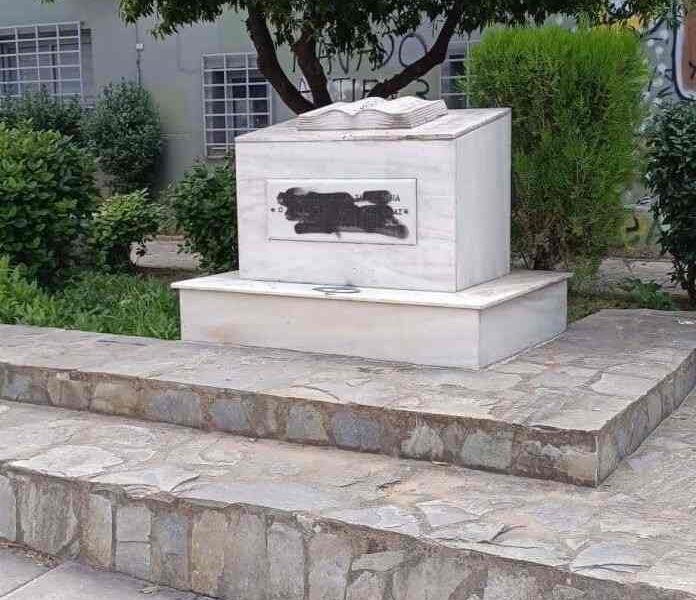 Νίκος Τεμπονέρας, Nikos Temponeras, δολοφονία Τεμπονέρα, Temponeras murder, Πάτρα, Patra, μνημείο Τεμπονέρα, Temponeras monument, βεβήλωση μνημείου, monument vandalism, 1991, πολιτική βία, political violence, αντιφασισμός, antifascism, antifa, δημόσια παιδεία, public education, αγωνιστής δάσκαλος, activist teacher, μνήμη Τεμπονέρα, Temponeras memory, δεξιοί παρακρατικοί, parakratos, βανδαλισμός Πάτρα, vandalism Patras, Temponeras zei, Τεμπονέρας ζει, SEO Greece, ιστορική μνήμη, historical memory, κινητοποιήσεις, protests Greece,