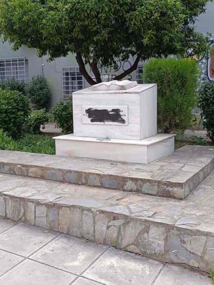 Νίκος Τεμπονέρας, Nikos Temponeras, δολοφονία Τεμπονέρα, Temponeras murder, Πάτρα, Patra, μνημείο Τεμπονέρα, Temponeras monument, βεβήλωση μνημείου, monument vandalism, 1991, πολιτική βία, political violence, αντιφασισμός, antifascism, antifa, δημόσια παιδεία, public education, αγωνιστής δάσκαλος, activist teacher, μνήμη Τεμπονέρα, Temponeras memory, δεξιοί παρακρατικοί, parakratos, βανδαλισμός Πάτρα, vandalism Patras, Temponeras zei, Τεμπονέρας ζει, SEO Greece, ιστορική μνήμη, historical memory, κινητοποιήσεις, protests Greece,