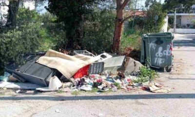 Παραλία Πατρών, οδός Κολοκοτρώνη, εγκαταλελειμμένο οικόπεδο, σκουπίδια Πάτρα, υγειονομική βόμβα, καθαριότητα Δήμου Πατρέων, δυσοσμία, εστία μόλυνσης, καταγγελίες κατοίκων, υποβάθμιση περιβάλλοντος, Paralia Patron, Kolokotroni street Patras, abandoned plot Patras, garbage Patra, public health risks, environmental degradation, oikopedo Kolokotroni, skoupidia Patra, Paralia Patron skoupidia, kataggelia katoikon, kathariotita dimou,