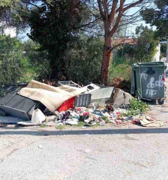 Παραλία Πατρών, οδός Κολοκοτρώνη, εγκαταλελειμμένο οικόπεδο, σκουπίδια Πάτρα, υγειονομική βόμβα, καθαριότητα Δήμου Πατρέων, δυσοσμία, εστία μόλυνσης, καταγγελίες κατοίκων, υποβάθμιση περιβάλλοντος, Paralia Patron, Kolokotroni street Patras, abandoned plot Patras, garbage Patra, public health risks, environmental degradation, oikopedo Kolokotroni, skoupidia Patra, Paralia Patron skoupidia, kataggelia katoikon, kathariotita dimou,