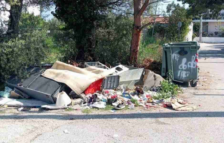Παραλία Πατρών, οδός Κολοκοτρώνη, εγκαταλελειμμένο οικόπεδο, σκουπίδια Πάτρα, υγειονομική βόμβα, καθαριότητα Δήμου Πατρέων, δυσοσμία, εστία μόλυνσης, καταγγελίες κατοίκων, υποβάθμιση περιβάλλοντος, Paralia Patron, Kolokotroni street Patras, abandoned plot Patras, garbage Patra, public health risks, environmental degradation, oikopedo Kolokotroni, skoupidia Patra, Paralia Patron skoupidia, kataggelia katoikon, kathariotita dimou,