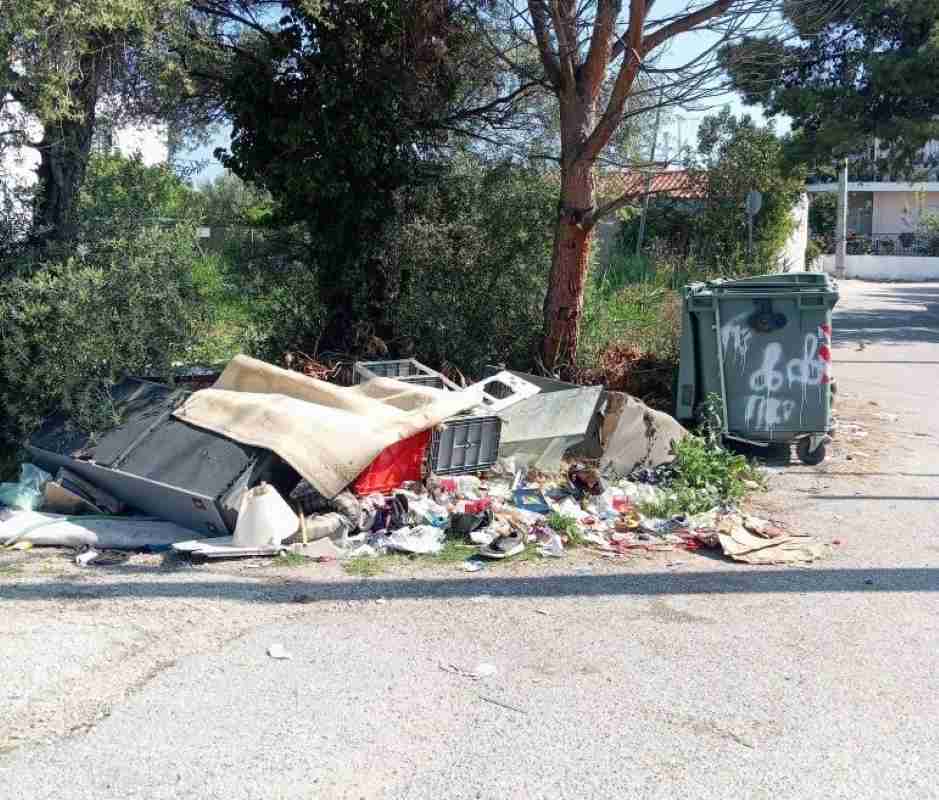 Παραλία Πατρών, οδός Κολοκοτρώνη, εγκαταλελειμμένο οικόπεδο, σκουπίδια Πάτρα, υγειονομική βόμβα, καθαριότητα Δήμου Πατρέων, δυσοσμία, εστία μόλυνσης, καταγγελίες κατοίκων, υποβάθμιση περιβάλλοντος, Paralia Patron, Kolokotroni street Patras, abandoned plot Patras, garbage Patra, public health risks, environmental degradation, oikopedo Kolokotroni, skoupidia Patra, Paralia Patron skoupidia, kataggelia katoikon, kathariotita dimou,