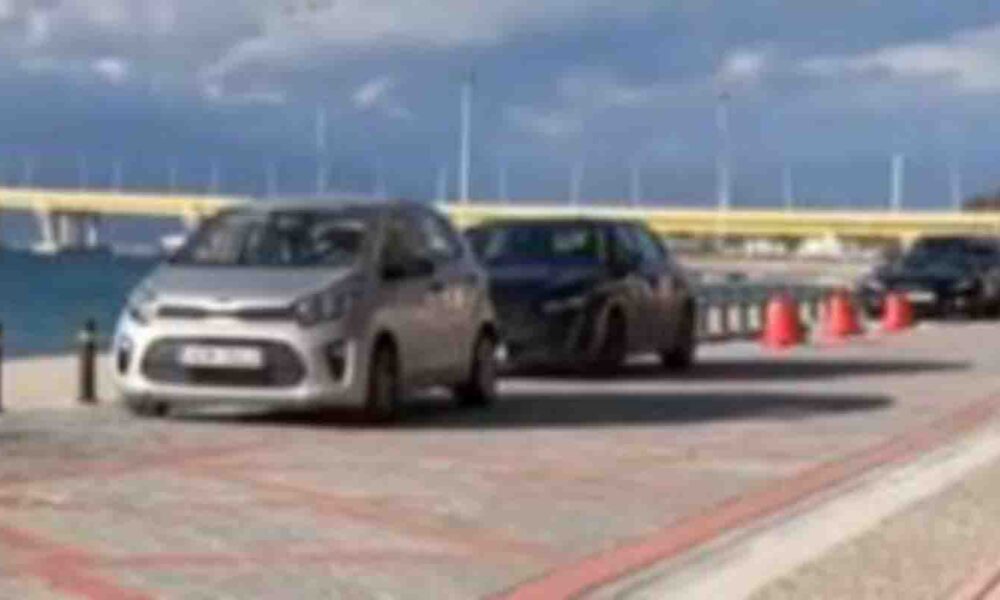 Ρίο, Πάτρα, παράνομο παρκάρισμα, Γέφυρα Ρίου-Αντιρρίου, καταπάτηση δημόσιου χώρου, γκαζόν, ασυδοσία οδηγών, τροχαία Πάτρας, παράνομη στάθμευση, παραλία Ρίου, προβλήματα πόλης, κοινωνική καταγγελία, Rio, Patra, illegal parking, Rio Antirrio Bridge, public space violation, lawn parking, traffic violations, Greece news, urban problems, parking fines, Rio beach, SEO keywords,