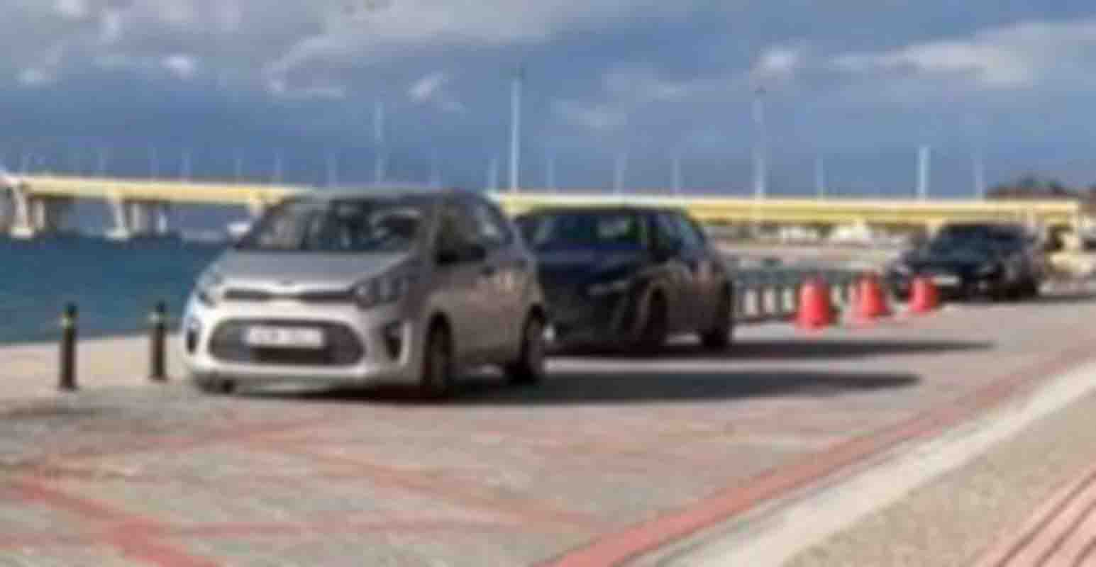 Ρίο, Πάτρα, παράνομο παρκάρισμα, Γέφυρα Ρίου-Αντιρρίου, καταπάτηση δημόσιου χώρου, γκαζόν, ασυδοσία οδηγών, τροχαία Πάτρας, παράνομη στάθμευση, παραλία Ρίου, προβλήματα πόλης, κοινωνική καταγγελία, Rio, Patra, illegal parking, Rio Antirrio Bridge, public space violation, lawn parking, traffic violations, Greece news, urban problems, parking fines, Rio beach, SEO keywords,