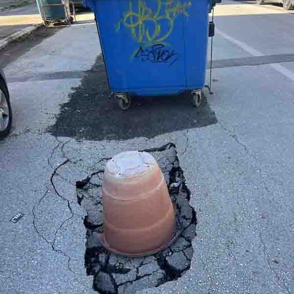 Πάτρα, Δήμος Πατρέων, οδός Γοργοποτάμου, περιοχή Παπανδρέου, λακκούβες, οδική ασφάλεια, καταγγελία, εικόνες ντροπής, εγκατάλειψη, κίνδυνος ατυχήματος, προβλήματα δρόμων, καθημερινότητα, ειδήσεις Πάτρα, τοπικά νέα, Patras, Municipality of Patras, Gorgopotamou street, road hazards, potholes, street maintenance, public safety, negligence, Greece road conditions, local news Patras, social complaint,