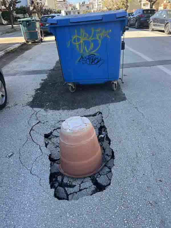 Πάτρα, Δήμος Πατρέων, οδός Γοργοποτάμου, περιοχή Παπανδρέου, λακκούβες, οδική ασφάλεια, καταγγελία, εικόνες ντροπής, εγκατάλειψη, κίνδυνος ατυχήματος, προβλήματα δρόμων, καθημερινότητα, ειδήσεις Πάτρα, τοπικά νέα, Patras, Municipality of Patras, Gorgopotamou street, road hazards, potholes, street maintenance, public safety, negligence, Greece road conditions, local news Patras, social complaint,