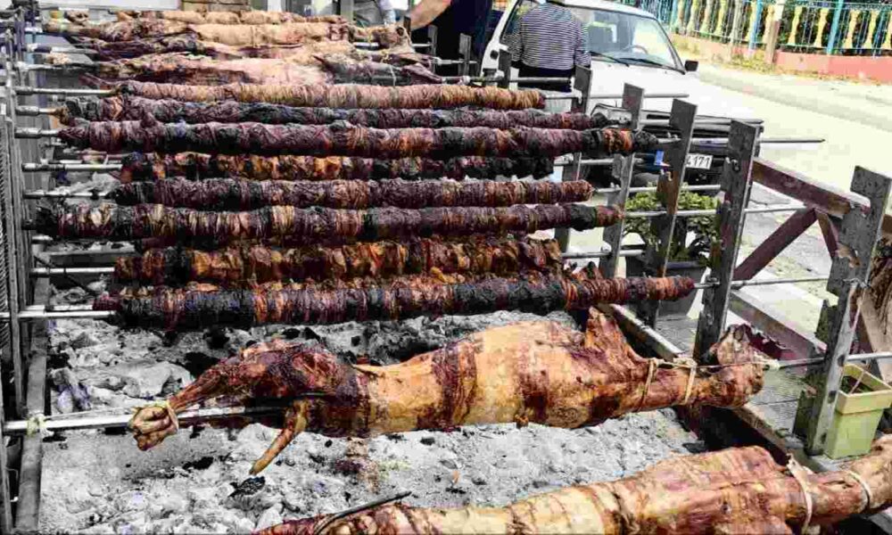 Πάτρα, Καμίνια, κρεοπωλείο Πήττας, Κωνσταντίνος Πήττας, Πάσχα, σούβλισμα αρνιού, αρνί σούβλας, 100 σούβλες, παραδοσιακό ψήσιμο, αρνί take away Πάτρα, Πασχαλινό τραπέζι, Patra, Patras, Kaminia, Pittas butcher shop, Konstantinos Pittas, Greek Easter, lamb on the spit, roasted lamb, 100 spits, Easter tradition Greece, meat market Patra, souvlisma arniou, arni souvlas, kreopoleio Pittas, Kaminia Patra, pasxa, lamb take away,